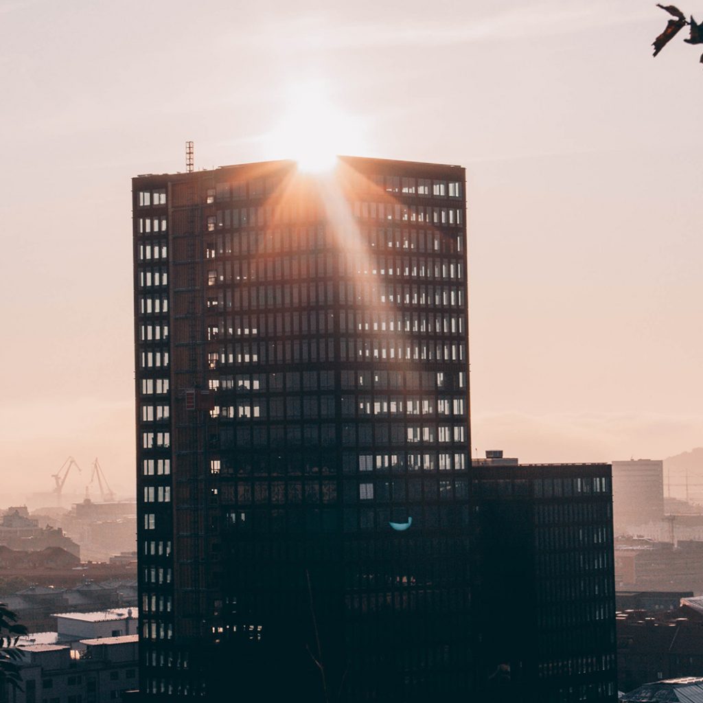 höghus i soluppgång
